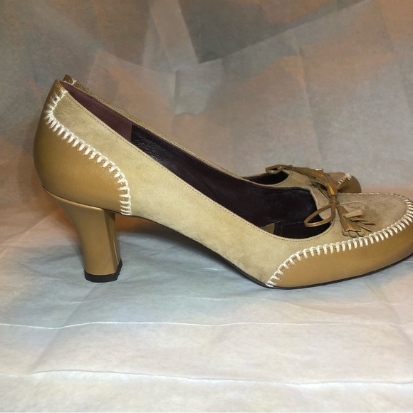 Via Spiga Vintage Italian Leather and Suede pump, size 9 1/2 M. - Picture 2 of 10